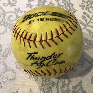 Dudley Vintage Thunder  
Hy Con Sy 52/300 ASA SLOWPITCH Yellow Softball